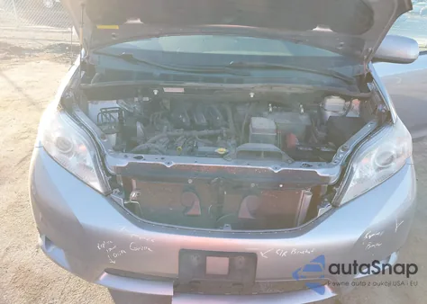 2012 Toyota Sienna Le V6 8 Passenger z USA, uszkodzony, nr VIN 5TDKK3DC3CS209260